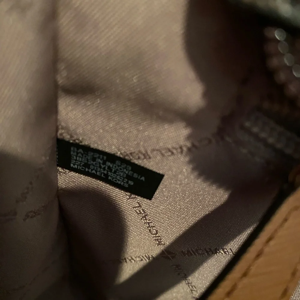 Brand New without tags Michael Michael Kors
SYLVIA SIGNATURE MEDIUM TOTE - Picture 12 of 14